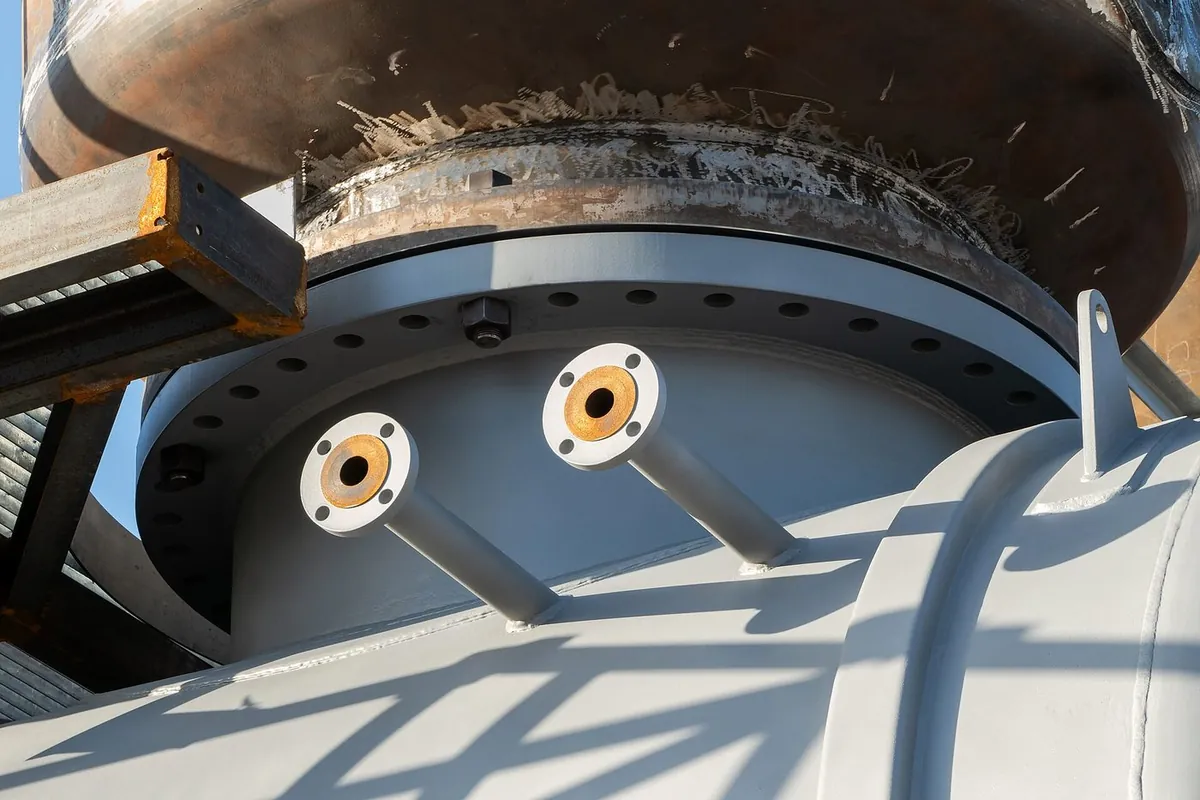 Detail van een flensverbinding met bouten op een druktank in aanbouw